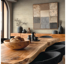 Eetkamer met houten tafel, stoelen en decoratiespullen op een dressoir