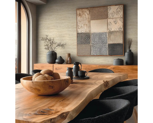 Eetkamer met houten tafel, stoelen en decoratiespullen op een dressoir