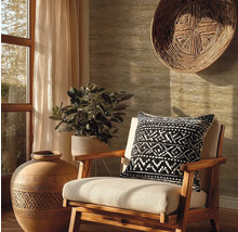 Decoratieve woonkamer met fauteuil, sierkussen, kamerplant, decoratie en raam