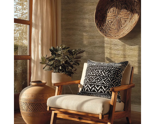 Decoratieve woonkamer met fauteuil, sierkussen, kamerplant, decoratie en raam