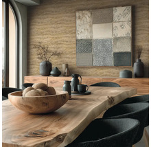 Eetkamer met houten tafel, stoelen en wanddecoratie voor een stijlvol interieur