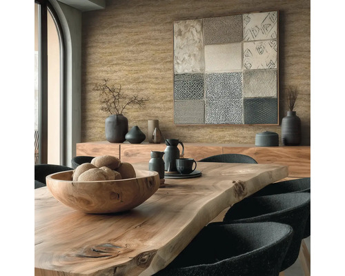 Eetkamer met houten tafel, stoelen en wanddecoratie voor een stijlvol interieur