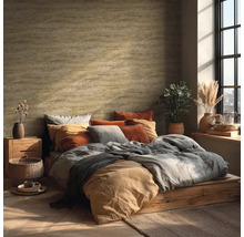 Slaapkamer met bed, kussens en decoratieve wandbekleding voor een gezellige sfeer