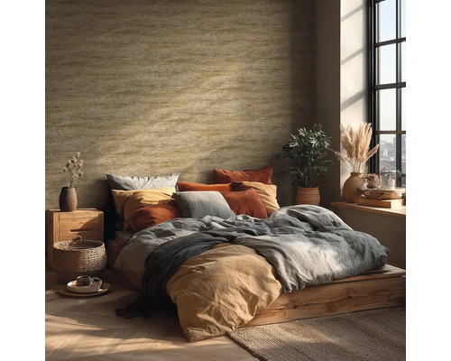 Slaapkamer met bed, kussens en decoratieve wandbekleding voor een gezellige sfeer