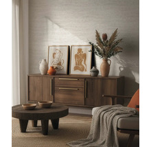 Woonkamer met houten dressoir, decoratieve vazen, schilderijen en salontafel op een rond vloerkleed