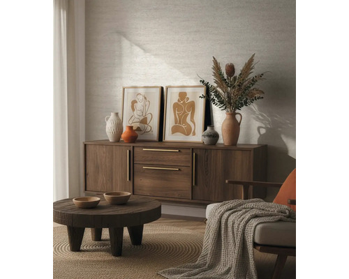 Woonkamer met houten dressoir, decoratieve vazen, schilderijen en salontafel op een rond vloerkleed