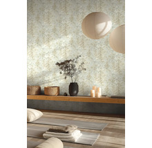 Lichte ruimte met patroonbehang, schap, decoratie en yogamatten