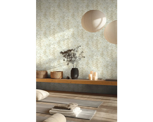 Lichte ruimte met patroonbehang, schap, decoratie en yogamatten