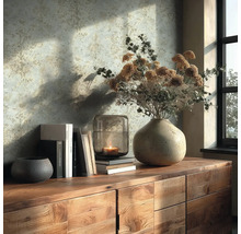 Decoratief stilleven met vaas, kaars en boeken op een houten dressoir tegen een gempatroneerde muur