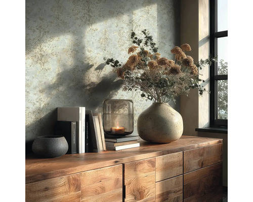 Decoratief stilleven met vaas, kaars en boeken op een houten dressoir tegen een gempatroneerde muur