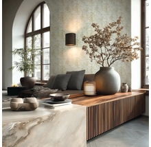 Woonkamer met behang, zitkussens, decoratie en verlichting voor een gezellige sfeer