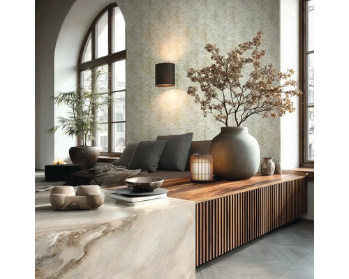 Woonkamer met behang, zitkussens, decoratie en verlichting voor een gezellige sfeer