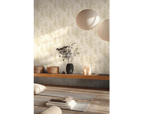 Vliesbehang met fijnmazig boompatroon in een lichte kamer met yogamatten, houten elementen, gevlochten manden en papieren hanglampen.