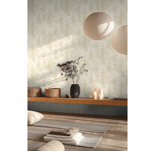 Lichte ruimte met behang met motief, yogamatten, kussens, schappen en decoraties.