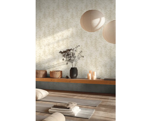 Lichte ruimte met behang met motief, yogamatten, kussens, schappen en decoraties.