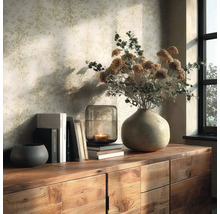 Decoratief interieur met behang, houten tafel, vaas, bloemen en kaars.