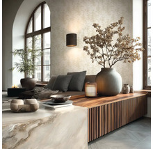 Woonkamer met zithoek, decoratieve objecten, plant en lamp