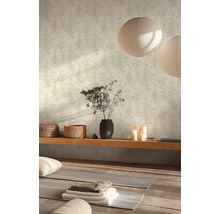 Heldere kamer met bloemenbehang, ronde papieren lampen, houten elementen en yogamatten.