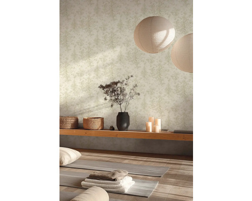 Heldere kamer met bloemenbehang, ronde papieren lampen, houten elementen en yogamatten.