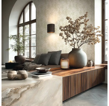 Woonkamer met gestructureerd vliesbehang, houten dressoir met latten, wandlamp en grote ramen voor natuurlijk licht.