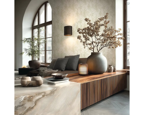 Woonkamer met gestructureerd vliesbehang, houten dressoir met latten, wandlamp en grote ramen voor natuurlijk licht.