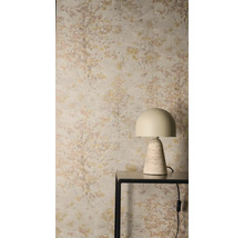 Vliesbehang met discreet boompatroon achter een moderne tafellamp met stenen voet op een eenvoudige consoletafel.