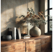 Houten dressoir met stenen vaas, droogbloemen, glazen lantaarn met kaars en boeken voor gestructureerd behang in warm zonlicht.