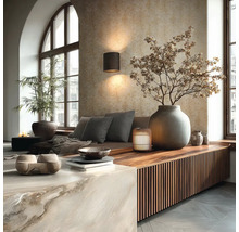 Moderne woonkamer met latten dressoir, steenblok, zithoek, vaas en wandlamp voor structuurbehang. Groot boogvenster en visgraatparket.