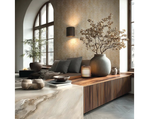 Moderne woonkamer met latten dressoir, steenblok, zithoek, vaas en wandlamp voor structuurbehang. Groot boogvenster en visgraatparket.