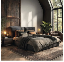 Moderne slaapkamer met gestoffeerd bed, donkerhouten nachtkastjes, een leren fauteuil, groot raam, kamerplant en tapijt op een parketvloer.