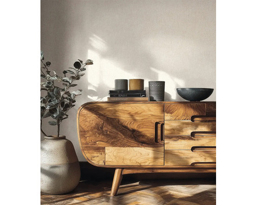 Modern houten dressoir met natuurlijke nerven en afgeronde hoeken, gedecoreerd met vazen en boeken in een lichte woonkamer.