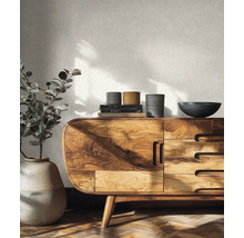 Modern houten dressoir met afgeronde hoeken en natuurlijke houtnerf, gedecoreerd met vazen en boeken tegen een licht behangen wand met textuur.