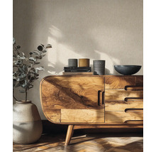 Modern dressoir van massief hout met natuurlijke nerven, afgeronde hoeken en laden. Gedecoreerd met keramische potten tegen een behang met textuur.