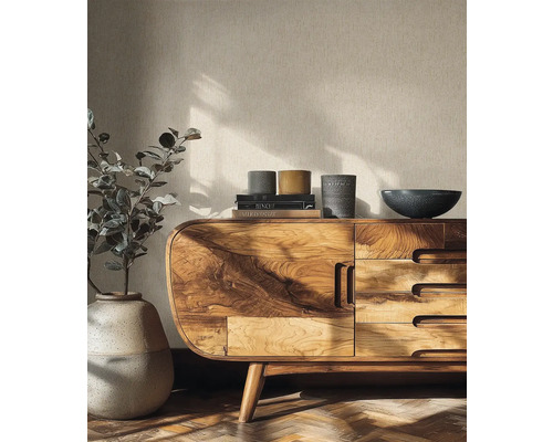 Modern dressoir van massief hout met natuurlijke nerven, afgeronde hoeken en laden. Gedecoreerd met keramische potten tegen een behang met textuur.