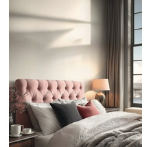 Licht ingerichte slaapkamer met gecapitonneerd hoofdbord, kussens, dekbed met textuur, tafellamp en gordijnen bij het raam.