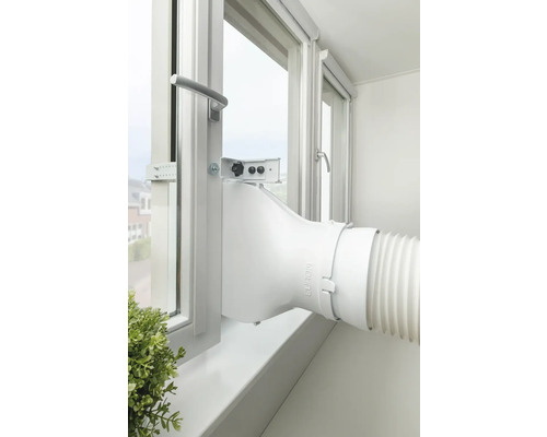 Raamafdichting voor airconditioner met afvoerslang gemonteerd op raamkozijn