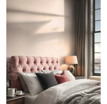 Slaapkamer met bed, nachtkastje, lamp en gordijnen