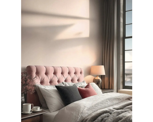 Slaapkamer met bed, nachtkastje, lamp en gordijnen