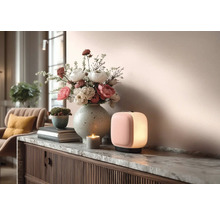 Decoratief interieur met tafellamp, bloemstuk, kaars en commode