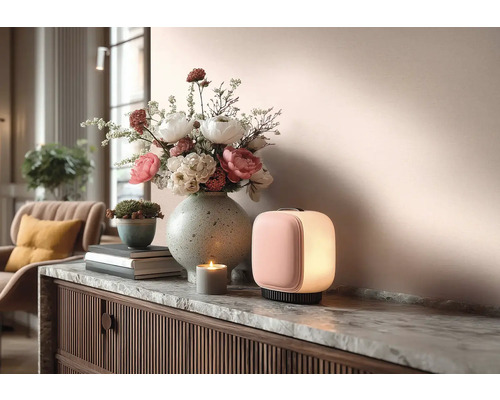 Decoratief interieur met tafellamp, bloemstuk, kaars en commode