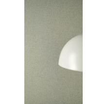 Gestructureerd vliesbehang met linnenlook op een wand achter een lampenkap.