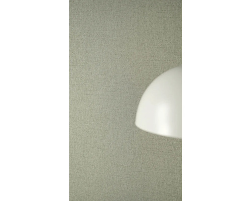 Gestructureerd vliesbehang met linnenlook op een wand achter een lampenkap.