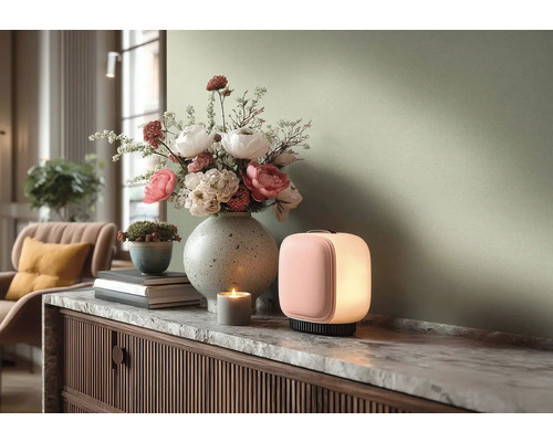 Moderne woonkamerscène met een brandende draagbare tafellamp en een grote bloemenvaas op een dressoir met marmeren blad.