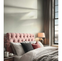 Moderne slaapkamer met roze gecapitonneerd hoofdbord, grijs beddengoed en lichte muurverf.