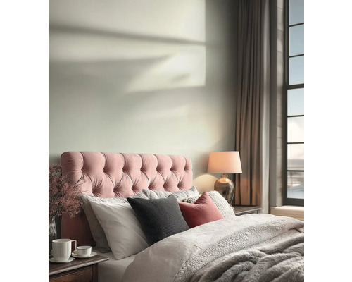 Moderne slaapkamer met roze gecapitonneerd hoofdbord, grijs beddengoed en lichte muurverf.