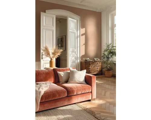 Woonkamer met bank, ladekast en kamerplant