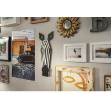 Wanddecoratie met schilderijen en een zebrahoofd
