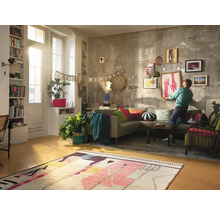 Woonkamer met bank, vloerkleed en verjaardagsslinger