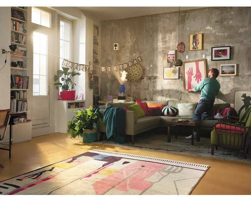 Woonkamer met bank, vloerkleed en verjaardagsslinger