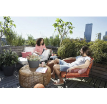 Terras met tuinmeubelen en plantenbakken, ontworpen voor ontspanning en buitenverblijf